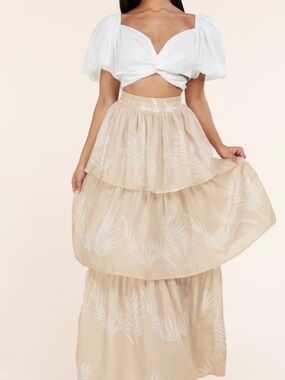 The it girl set Tiered Palm-Print Maxi Skirt please read below ⬇️